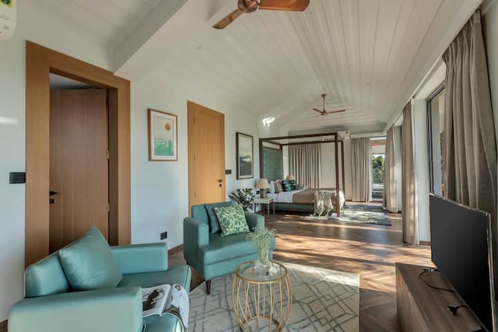 Sleek sophistication: An airy bedroom with seamless living space integration.