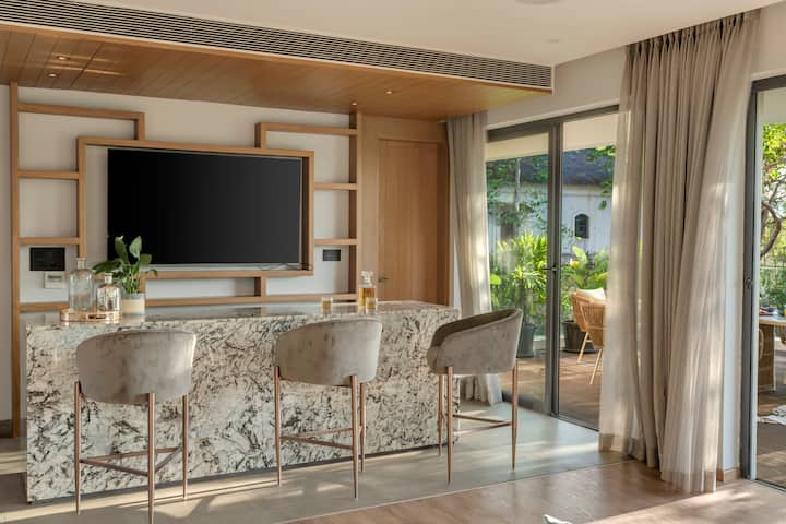 Contemporary haven: A home bar setup that’s both stylish and inviting.