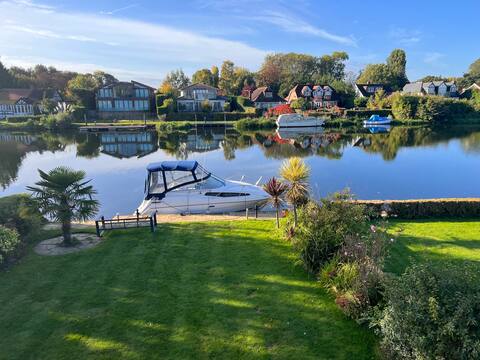 Waters Edge - Riverside Living right on the Thames