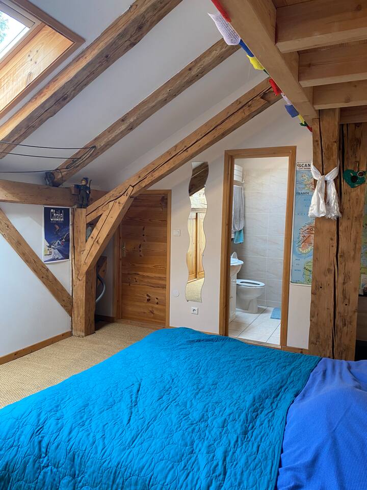 dhomë gjumi kryesore me banjë ngjitur 