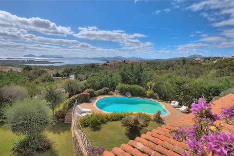 villa con piscina vista mare