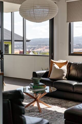 Spacious Launceston Retreat – Perfect for groups! gallery image 3