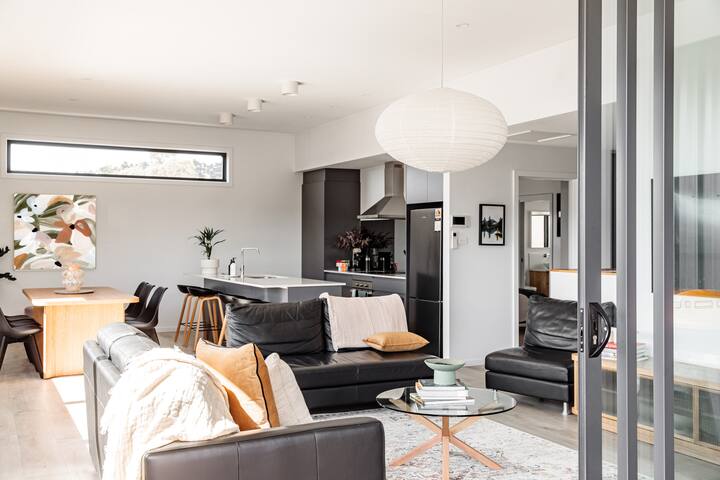 Spacious Launceston Retreat – Perfect for groups! gallery image 2