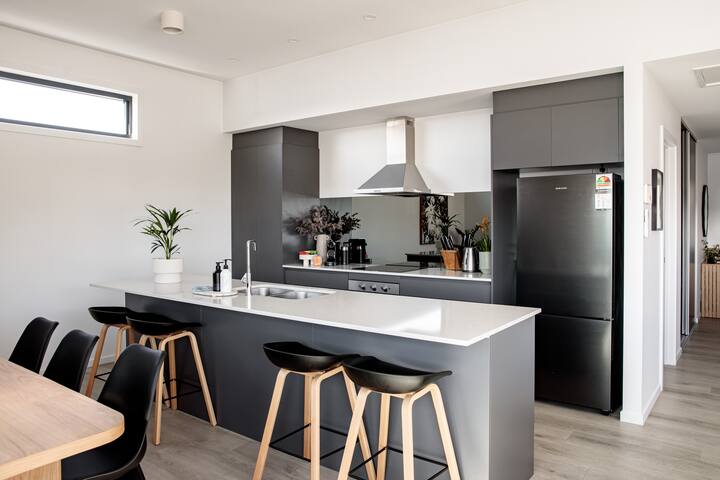 Spacious Launceston Retreat – Perfect for groups! gallery image 5