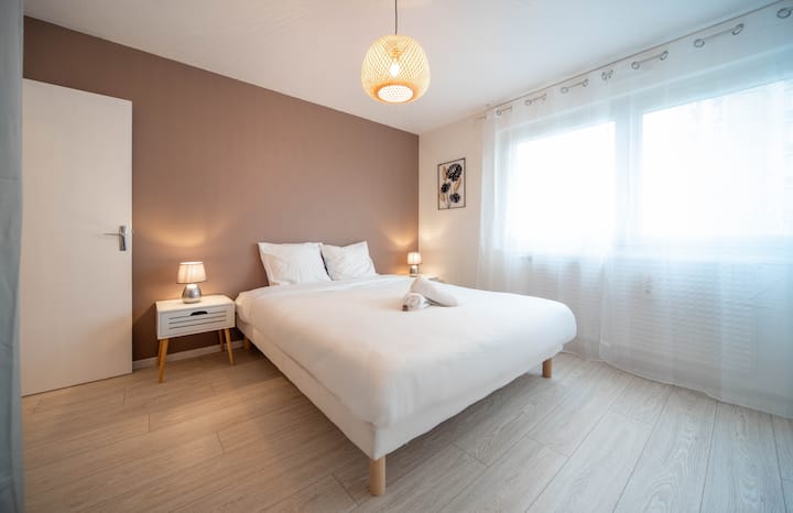 Ფართო ოთახი ორადგილიანი საწოლით, რბილი თეთრეულითა და თბილი დეკორით 