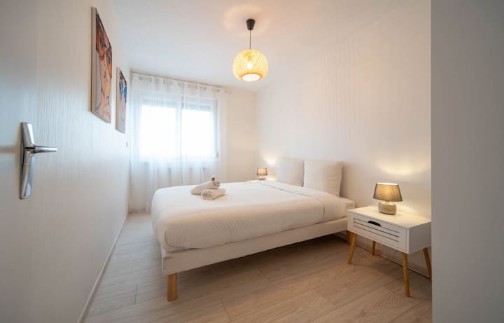  Მეორე ფართო საძინებელი ორადგილიანი საწოლით, რბილი თეთრეულით, თბილი დეკორითა და სათავსოებით