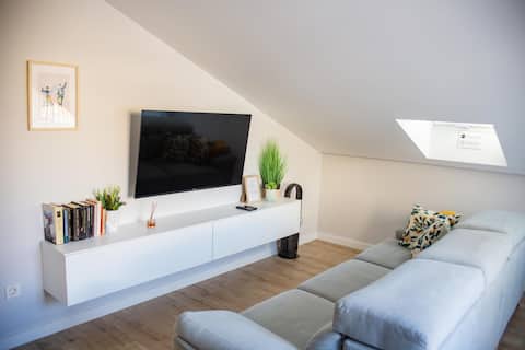 Anuncio de Airbnb popular: Centrally located two-bedroom penthouse en Cangas