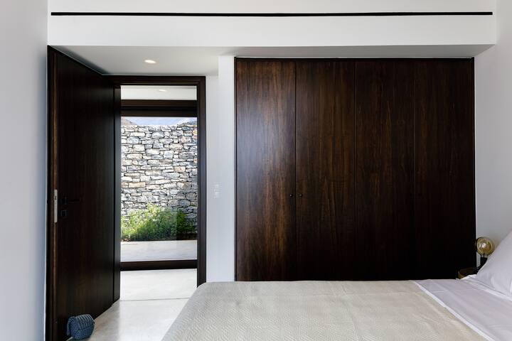 تحتوي كل غرفة نوم على خزانة واسعة لتوفير أقصى درجات الراحة. 