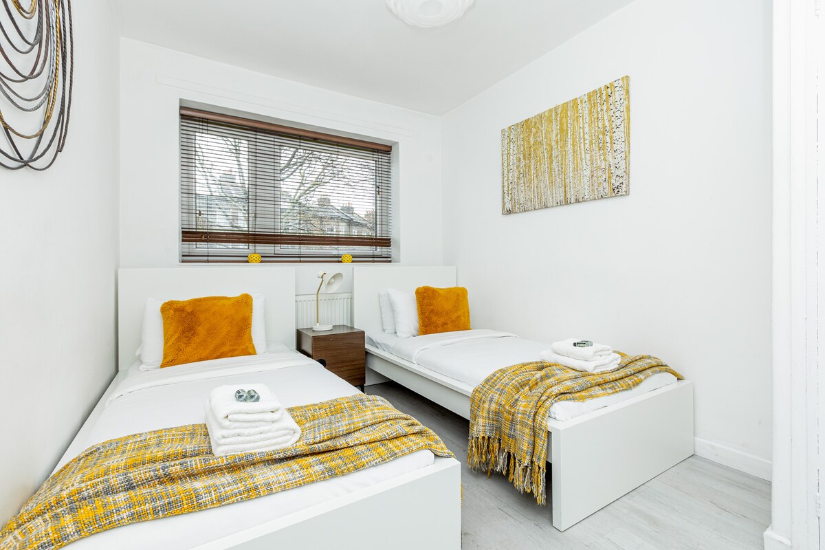 Táto veselá izba je ideálna pre rodiny alebo priateľov a ponúka dve pohodlné samostatné postele a veľký úložný priestor. Vďaka prirodzenému svetlu a mäkkej posteľnej bielizni je funkčný a príjemný.