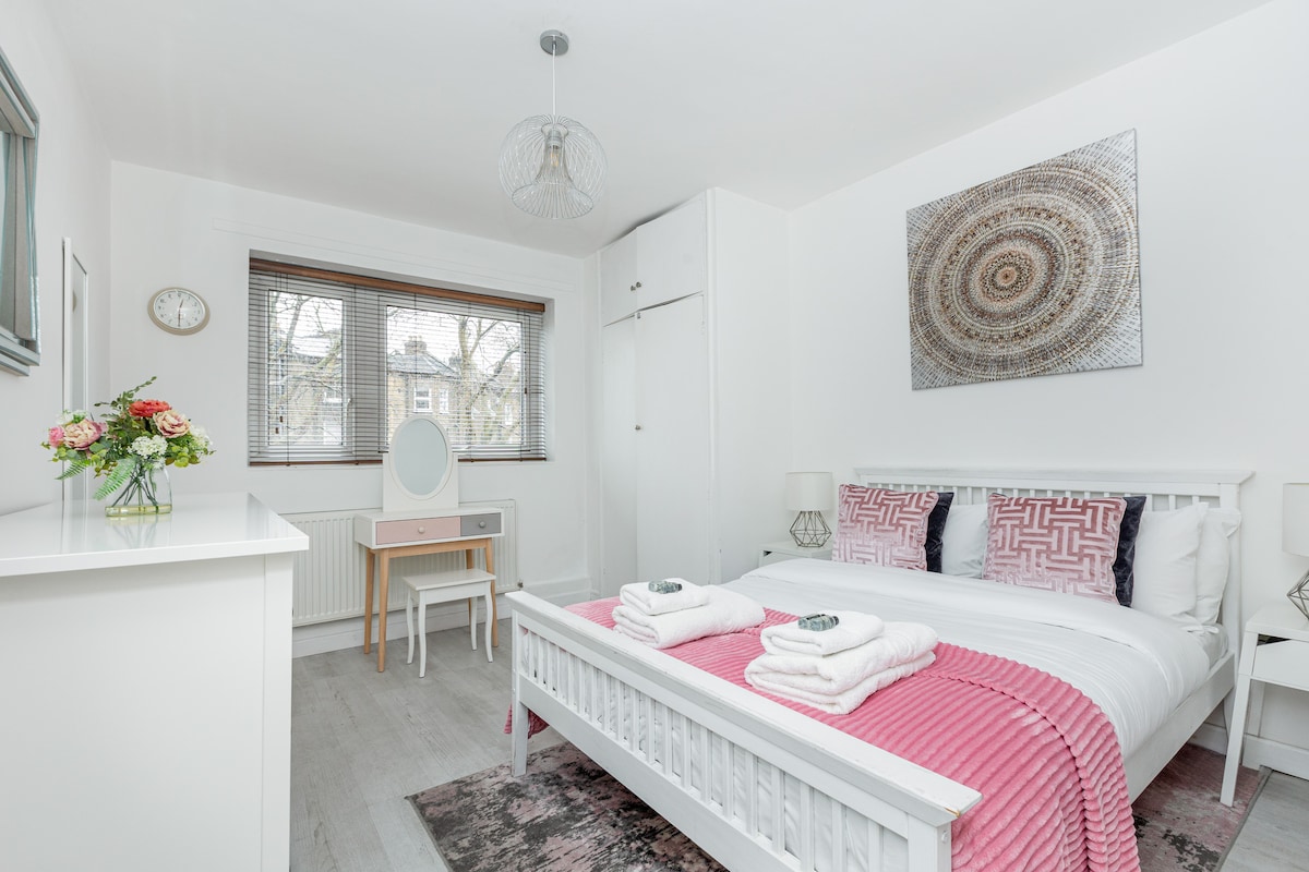 Hlavná spálňa ponúka útulnú manželskú posteľ s čistou bielizňou, ktorá vytvára pokojné a príjemné útočisko po dni strávenom v meste. Vďaka teplým tónom a jednoduchým dekoráciám je to pokojný priestor na dobitie energie.