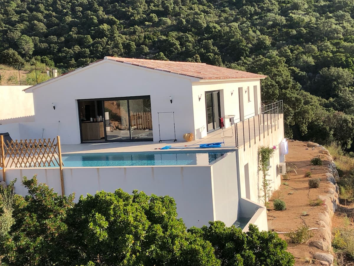 Vue sur la mer et les montagnes depuis la villa