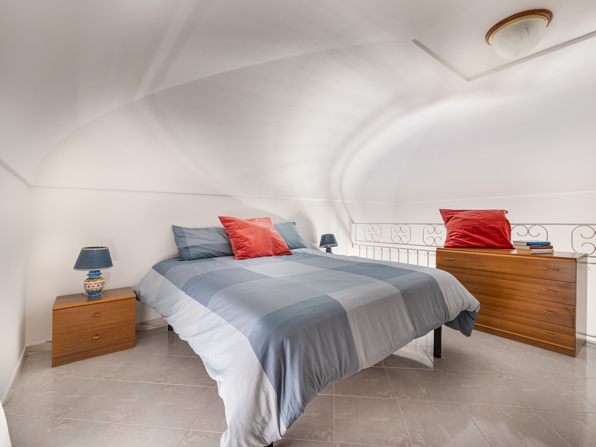 El dormitorio está ubicado arriba y está equipado con una cómoda cama doble.