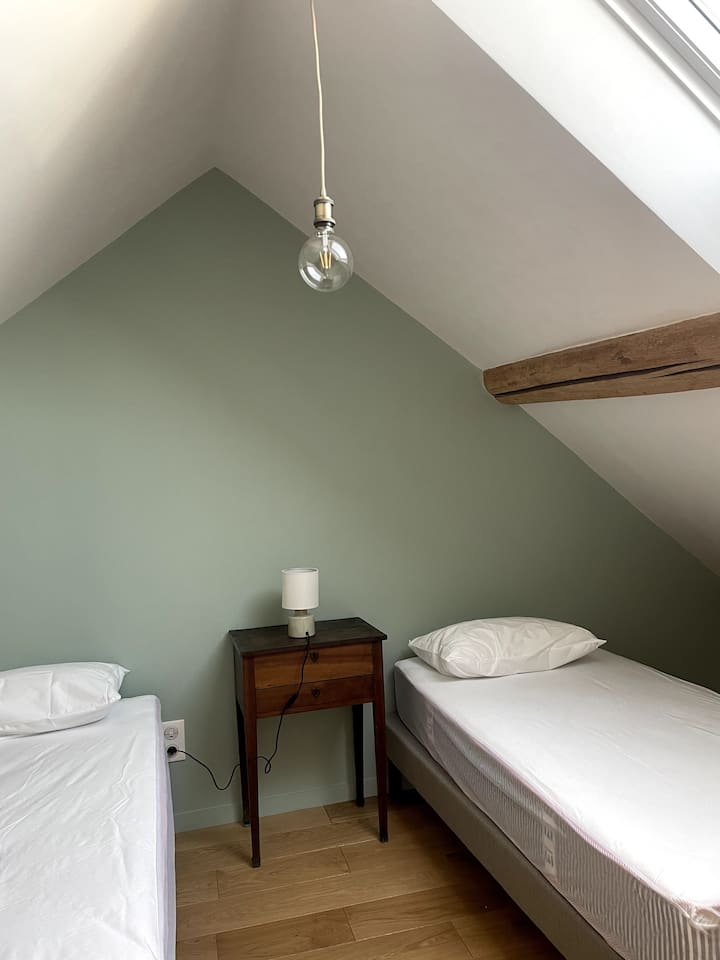 Spálňa 3:
Na treťom poschodí je podkrovná spálňa s rozlohou 8 m ². Previesť na dve 80 samostatných lôžok alebo 160 cm dvoj lôžko.