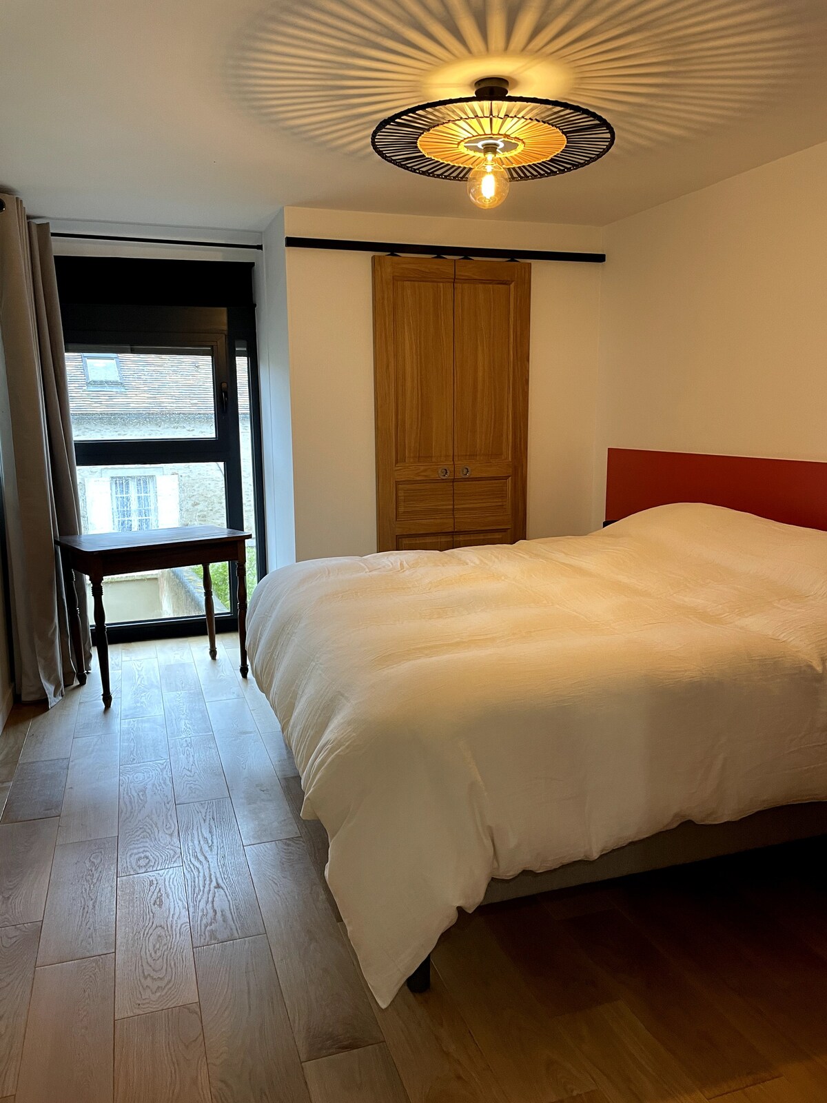 Dhoma e gjumit 1: 
14m2 e konvertueshme në dy krevate tek me 90 ose një krevat dopio 180 cm.