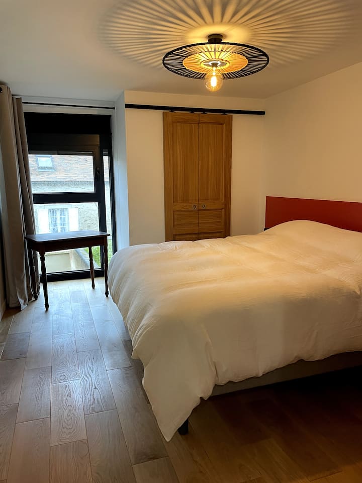 Spálňa 1: 
spálňa s rozlohou 14 m ² konvertibilná na dve samostatné postele s rozlohou 90 cm alebo manželskú posteľ s rozlohou 180 cm.