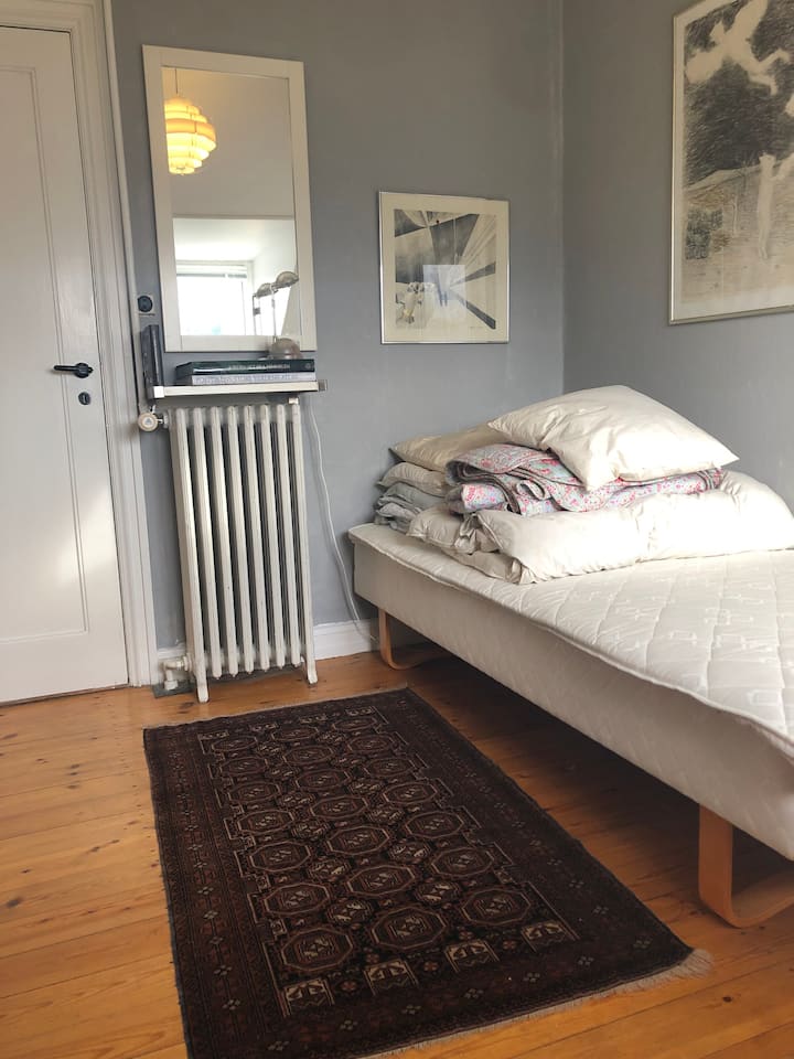 Habitación con cama individual en el segundo piso