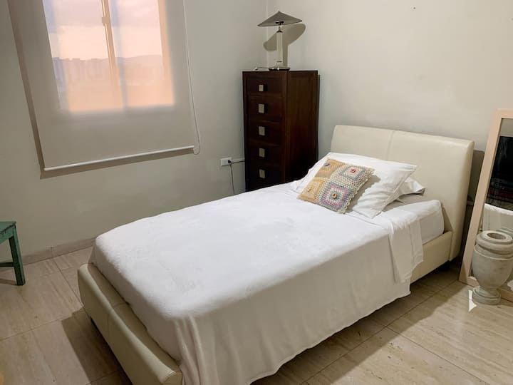 חדר חמוד עם מיטת יחיד, ארון וטלוויזיה. לא כלול . מיזוג אוויר