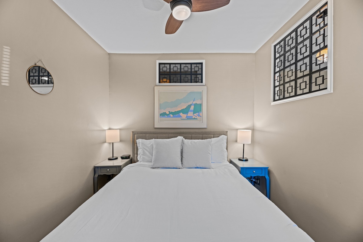 אווירה פינתית נעימה: להירגע בנוחות של מיטת קווין סייז השוכנת בפינת חדר השינה המקסימה של דירת הסטודיו המסוגננת שלנו. חלומות נעימים מחכים לכם! 