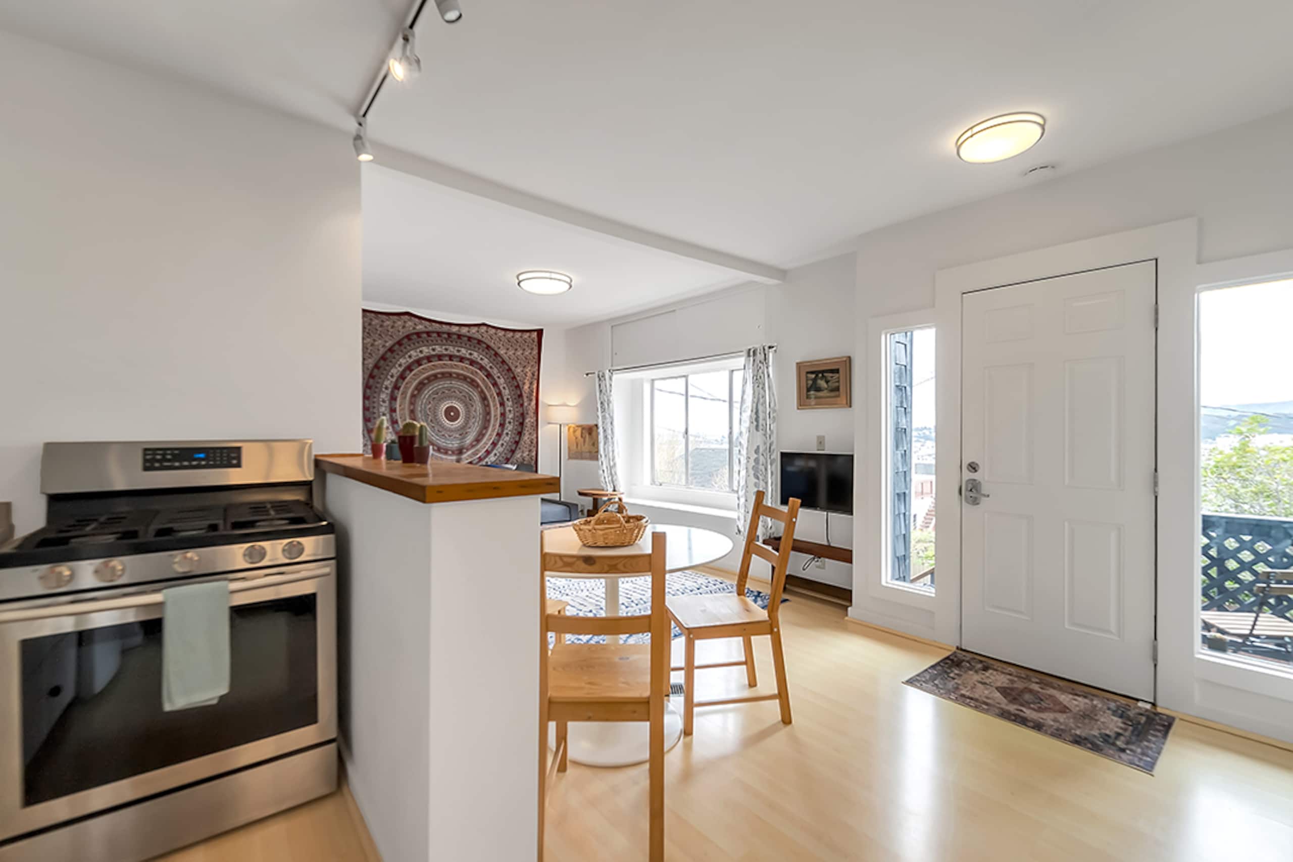 Home in San Francisco · ★4.72 · 1 bedroom · 2 beds · 1 bath - Image 7
