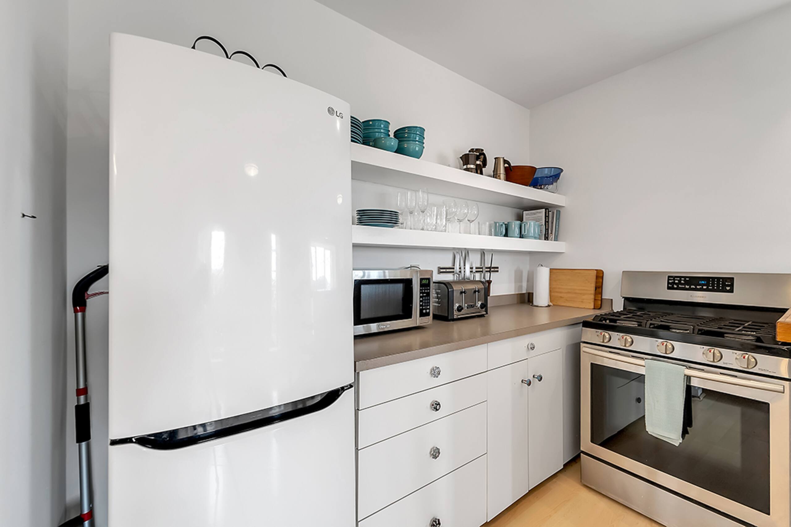 Home in San Francisco · ★4.72 · 1 bedroom · 2 beds · 1 bath - Image 6