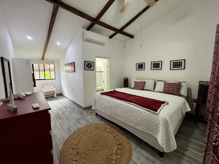 סוויטה ראשית 2 - חדר שינה קינג - עם חדר רחצה גדול