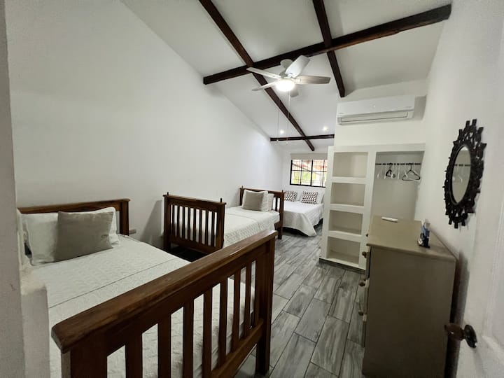 חדר שינה 3 -1 מיטה מלאה ושני תאומים וג'ק וג'יל חדר רחצה