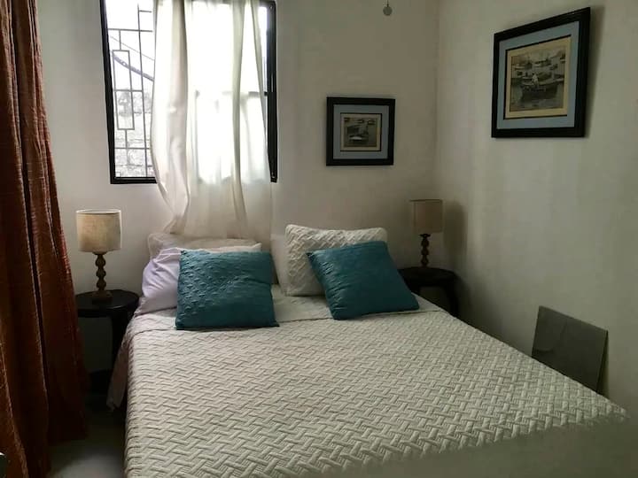 חדר שינה זוגי עם חדר רחצה פרטי.