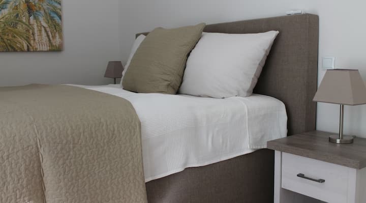 Schlafzimmer I mit Boxspring-Bett. Babybett auf Anfrage zustellbar.
