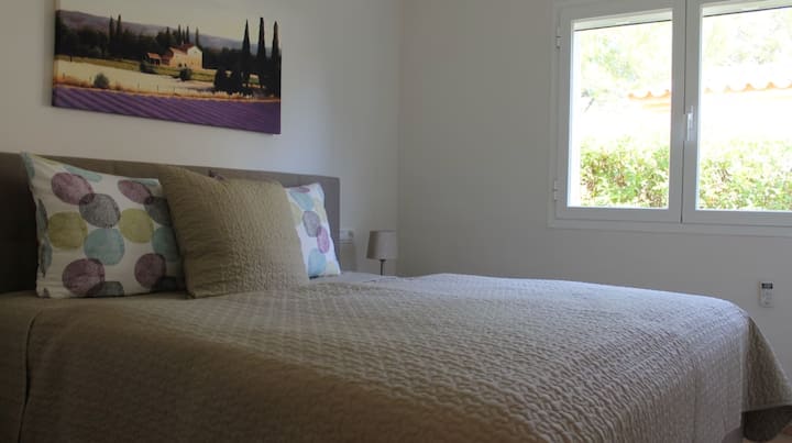 Schlafzimmer III mit Einbaukleiderschrank, Insektenschutz und Persiana.