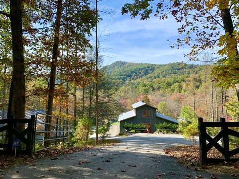 Sugarboo Farms: Sleeps 47 – Pool – HotTub – Events