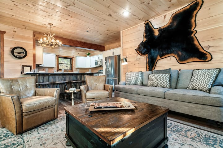 Luxury Cabin 5 Min Smoky Mtns + Indoor Pool - Gatlinburg, TN