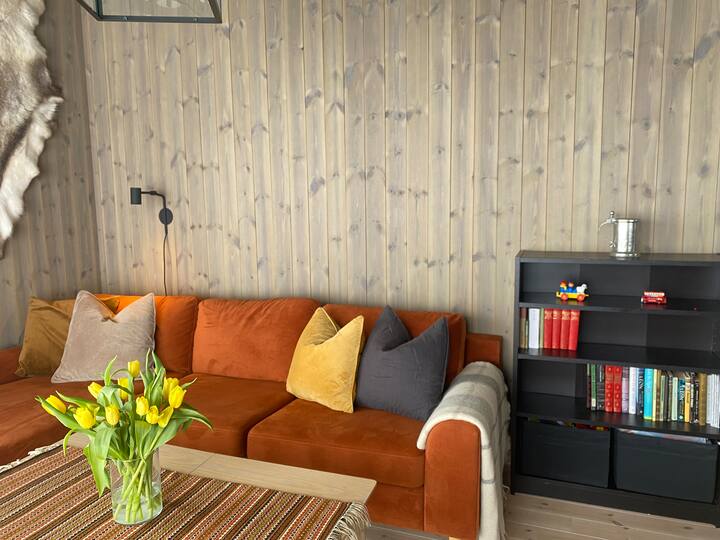 Полиците за книги во колибата содржат сѐ, од детски книги до Агата Кристи и Достојевски. Има неколку кутии со играчки ако ги посетуваат деца. 