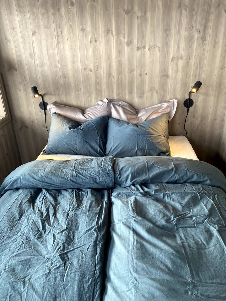 Главната спална соба има удобен двоен кревет со прекрасни долни шалтери и светилки за читање кои го комплетираат утрото со кафе на креветот. 