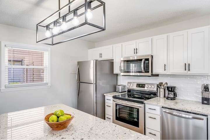 Modern 3BR Ranch, Near I-77