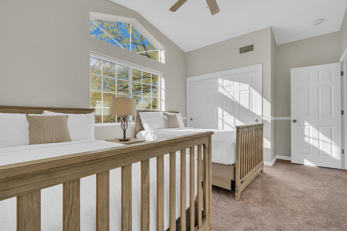 سريران مزدوجان مع بياضات ووسائد مريحة.