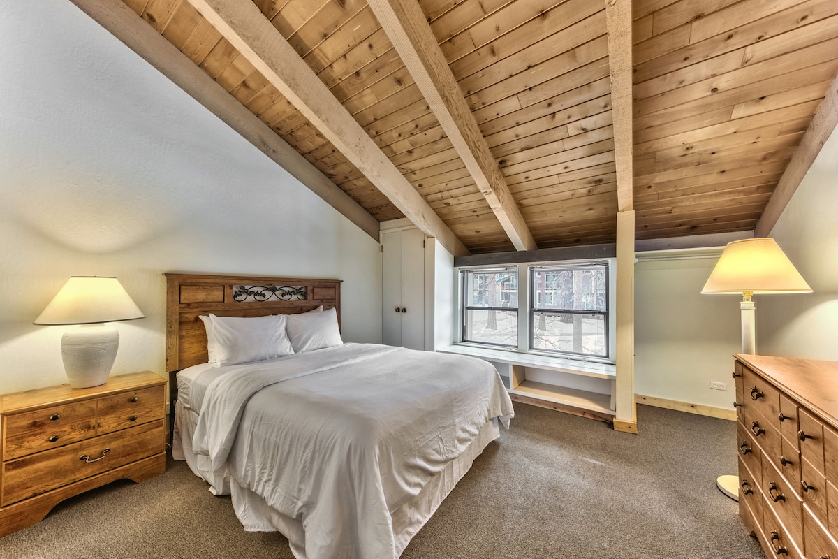 Chumba cha kulala cha malkia kwenye ghorofa ya 2, karibu na bafu la pamoja la ukumbi