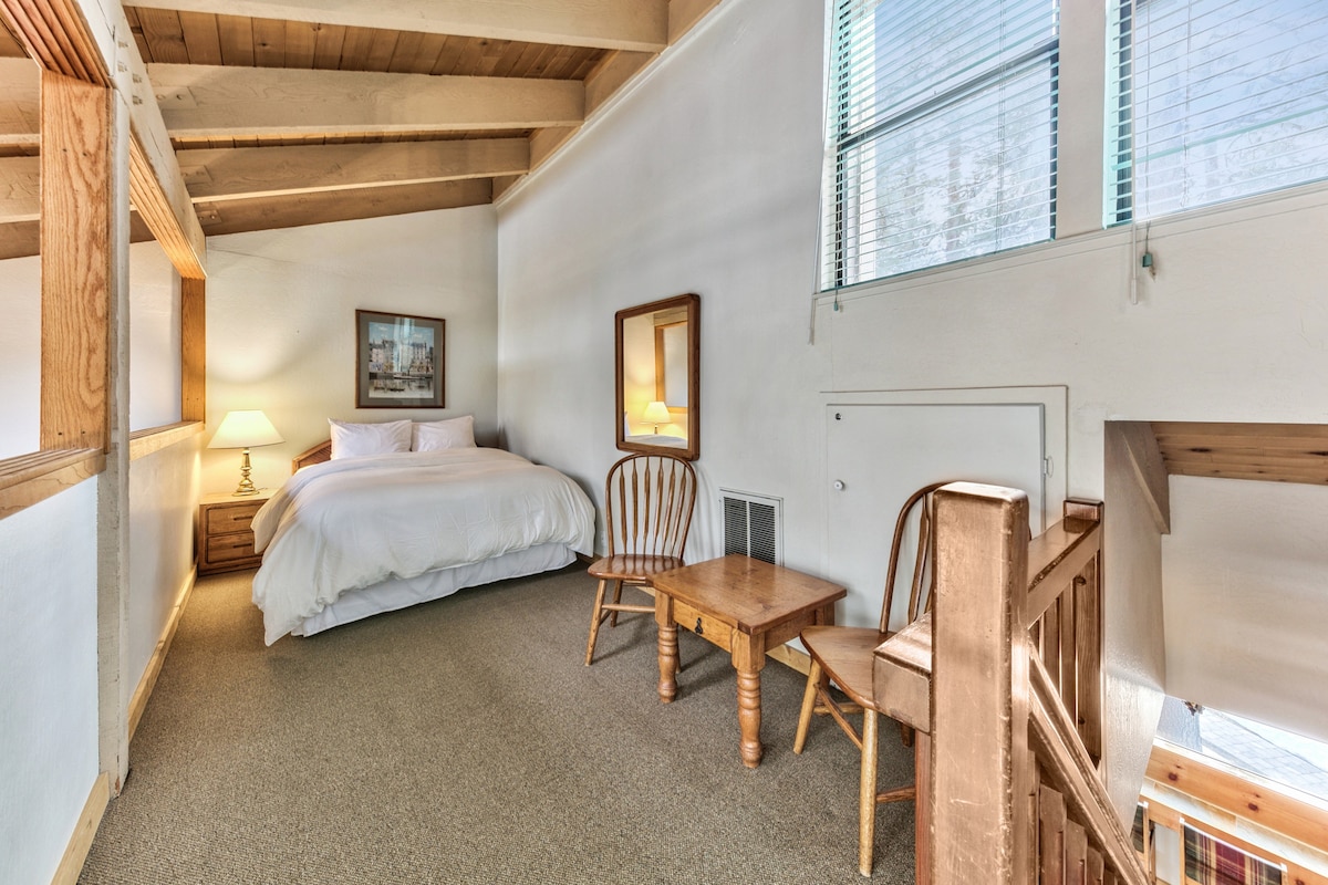 Eneo la kulala lenye mwinuko na kitanda cha malkia, juu ya kutazama eneo la kuishi