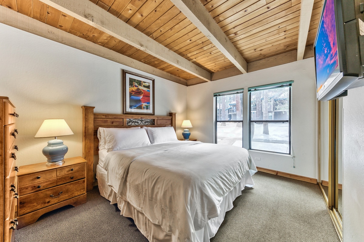 Chumba cha kulala cha ghorofa ya 1 kilicho na kitanda aina ya king, HDTV na hifadhi nyingi za nguo