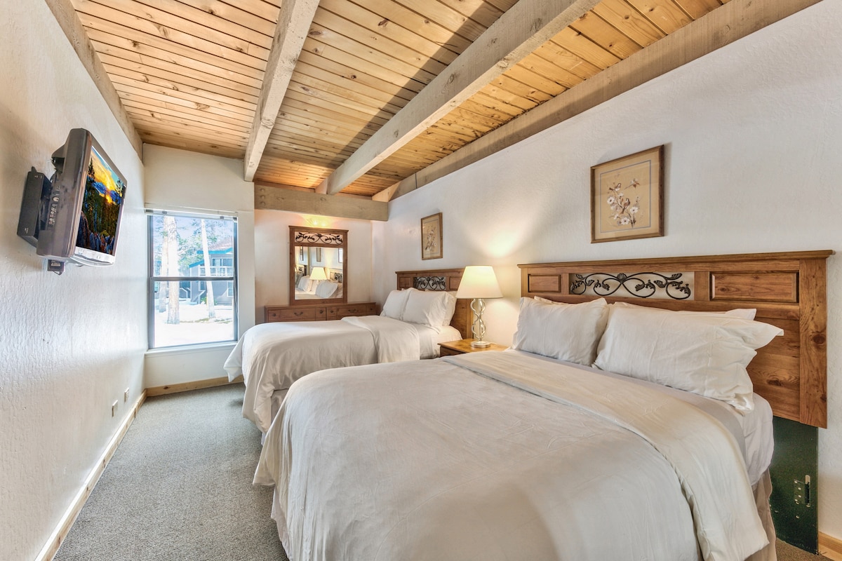 Chumba cha kulala cha ghorofa ya 1 kilicho na vitanda viwili kamili, HDTV na hifadhi nyingi