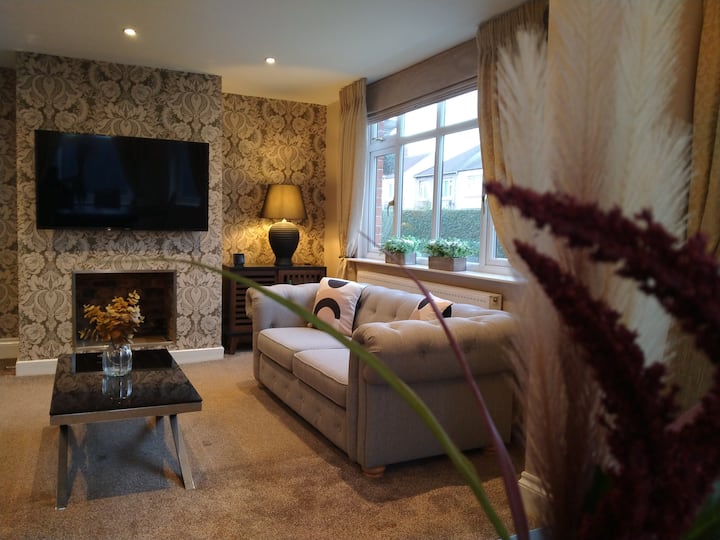 Sirius House - Sleeps 7, Driveway, Garden - Crewe