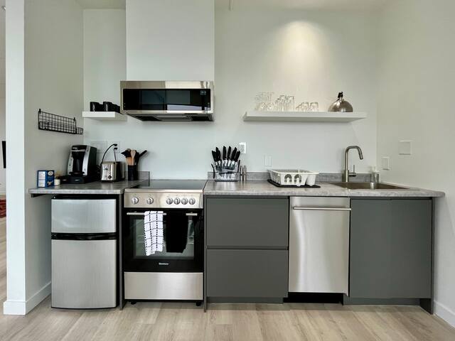 Penthouse Apt w/ Balcony & VIEWS