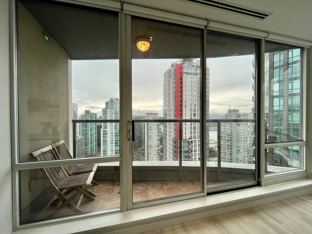 Penthouse Apt w/ Balcony & VIEWS gallery image 4