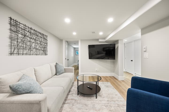 City Oasis: 3-bedroom Retreat With Parking - Kingston, Ontàrio, Canadà