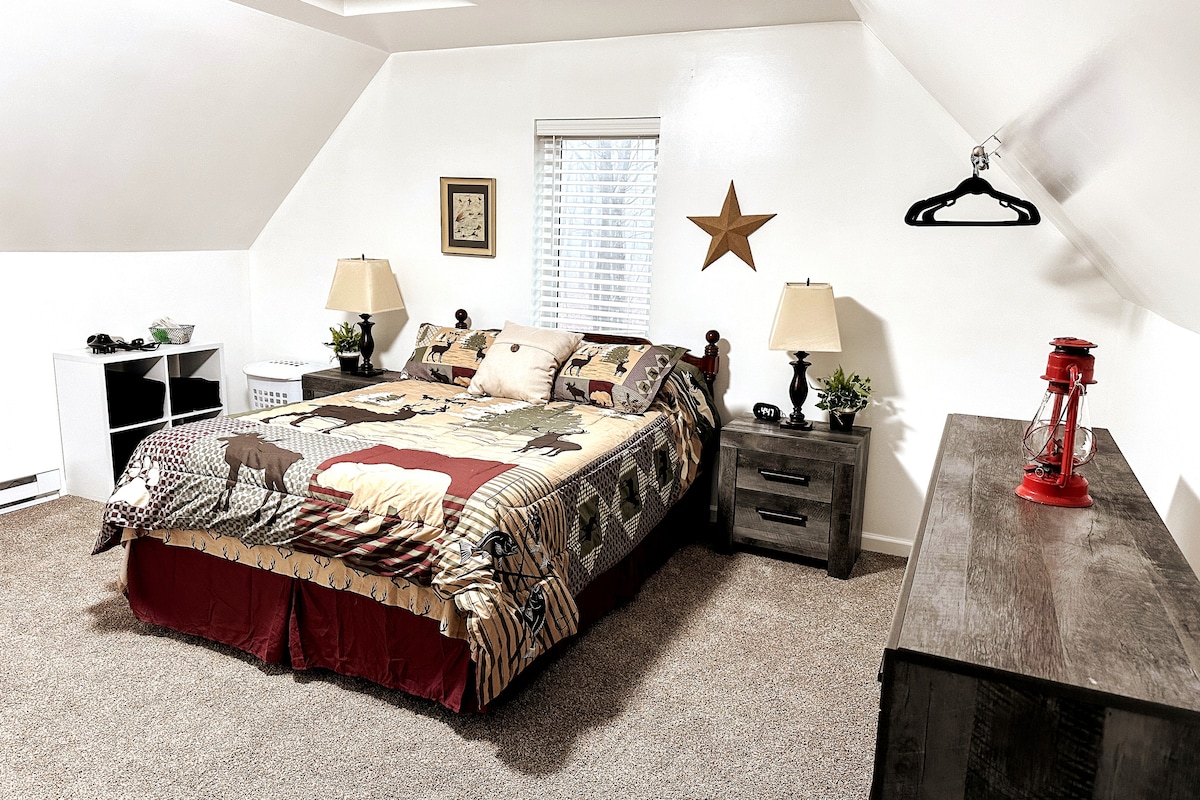 Dormitorio principal, segundo piso, entrada desde escaleras que conducen tanto al área del loft (a la derecha) como al dormitorio principal (a la izquierda). El dormitorio principal incluye dos mesitas de noche, vestidor y área para colgar con perchas.