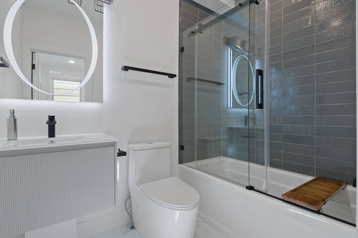 Beautiful 3BR 3.5BA Full Ensuite Duplex W/Backyard gallery image 5