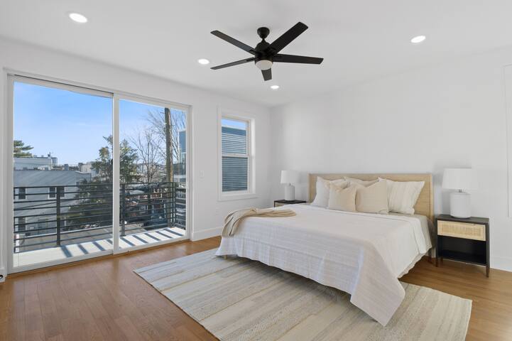 Beautiful 3BR 3.5BA Full Ensuite Duplex W/Backyard gallery image 4