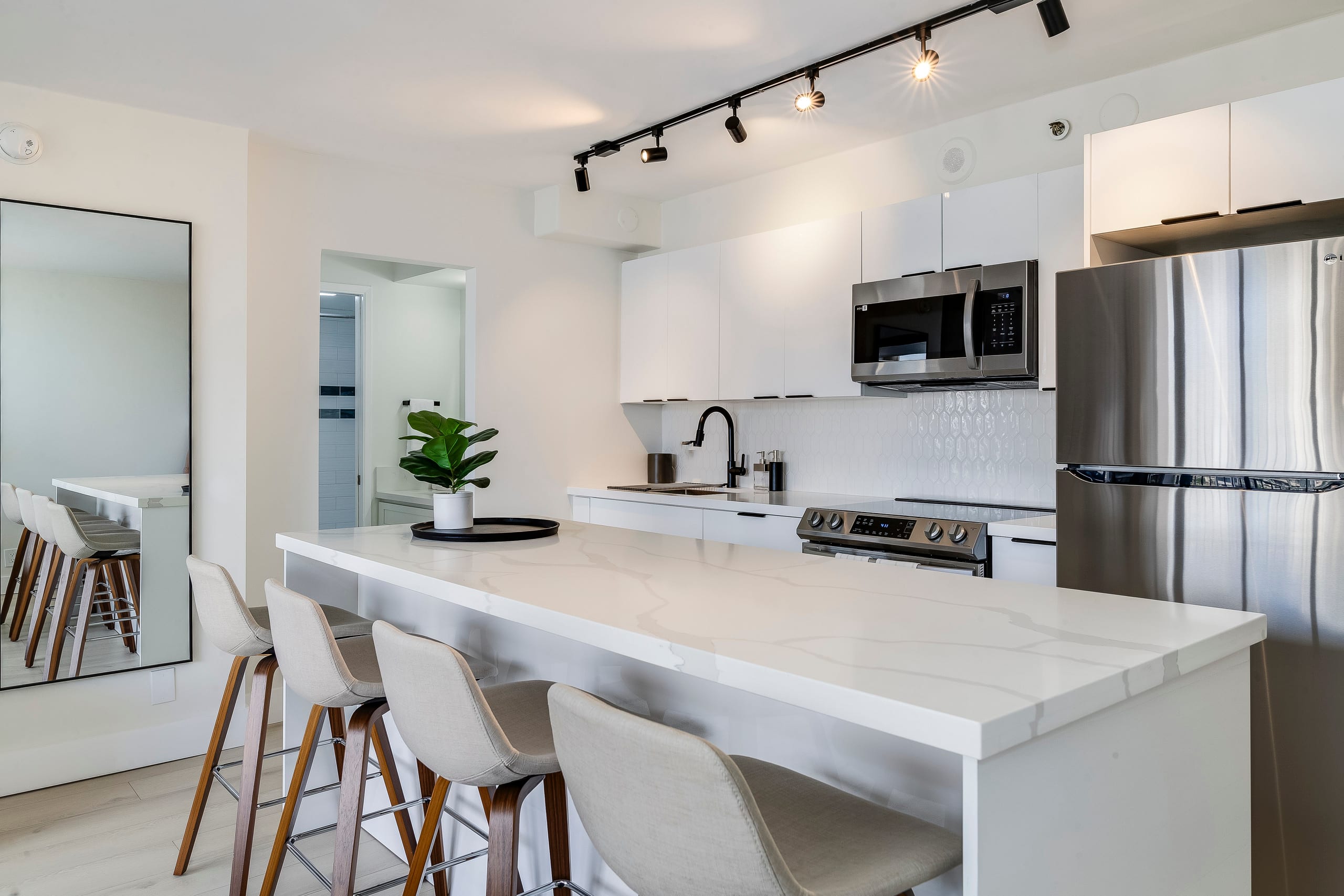 A Modern Mix Waikiki Edition: 1 Br w/ Free Parking - Image 16