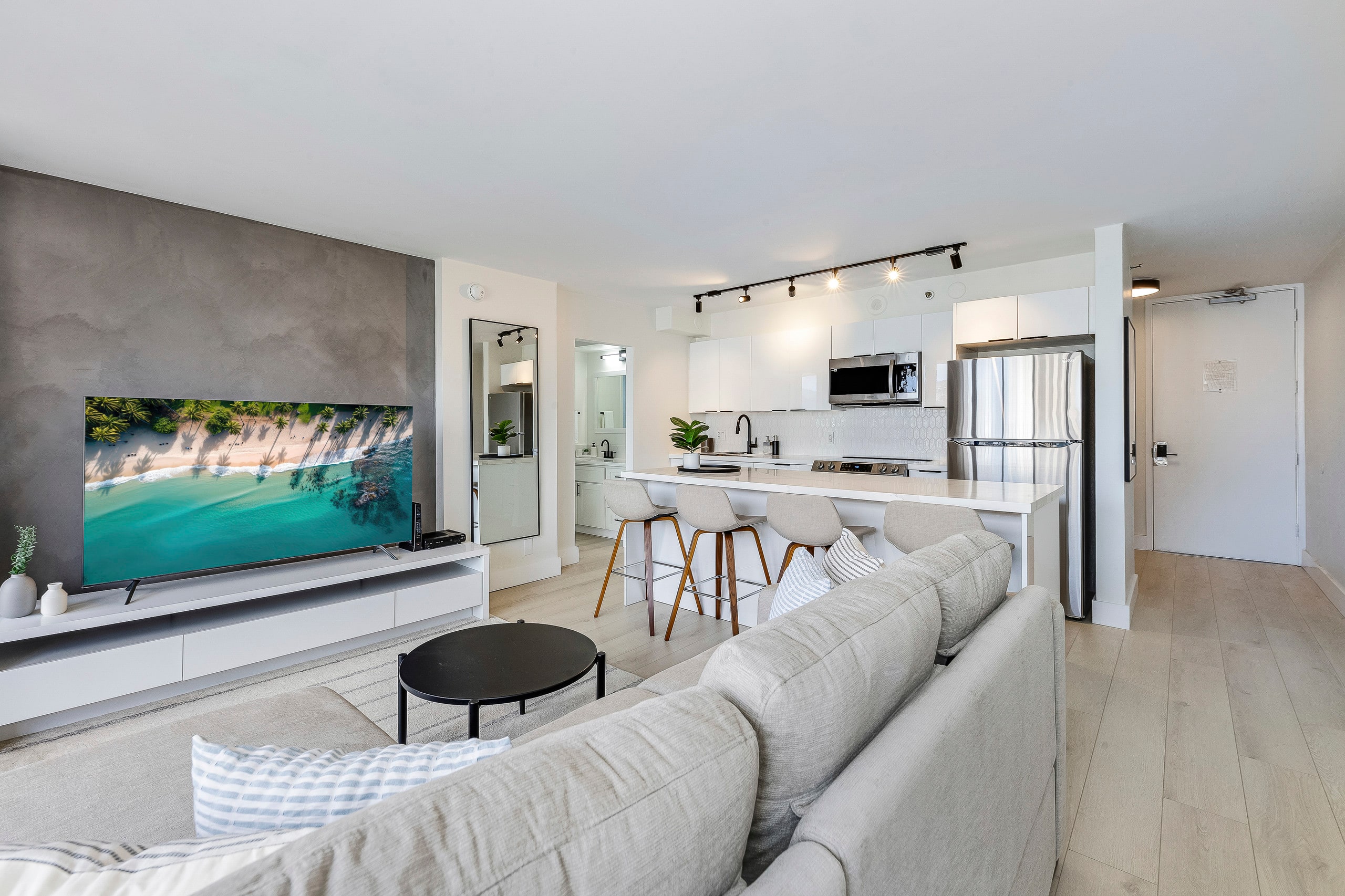 A Modern Mix Waikiki Edition: 1 Br w/ Free Parking - Image 6
