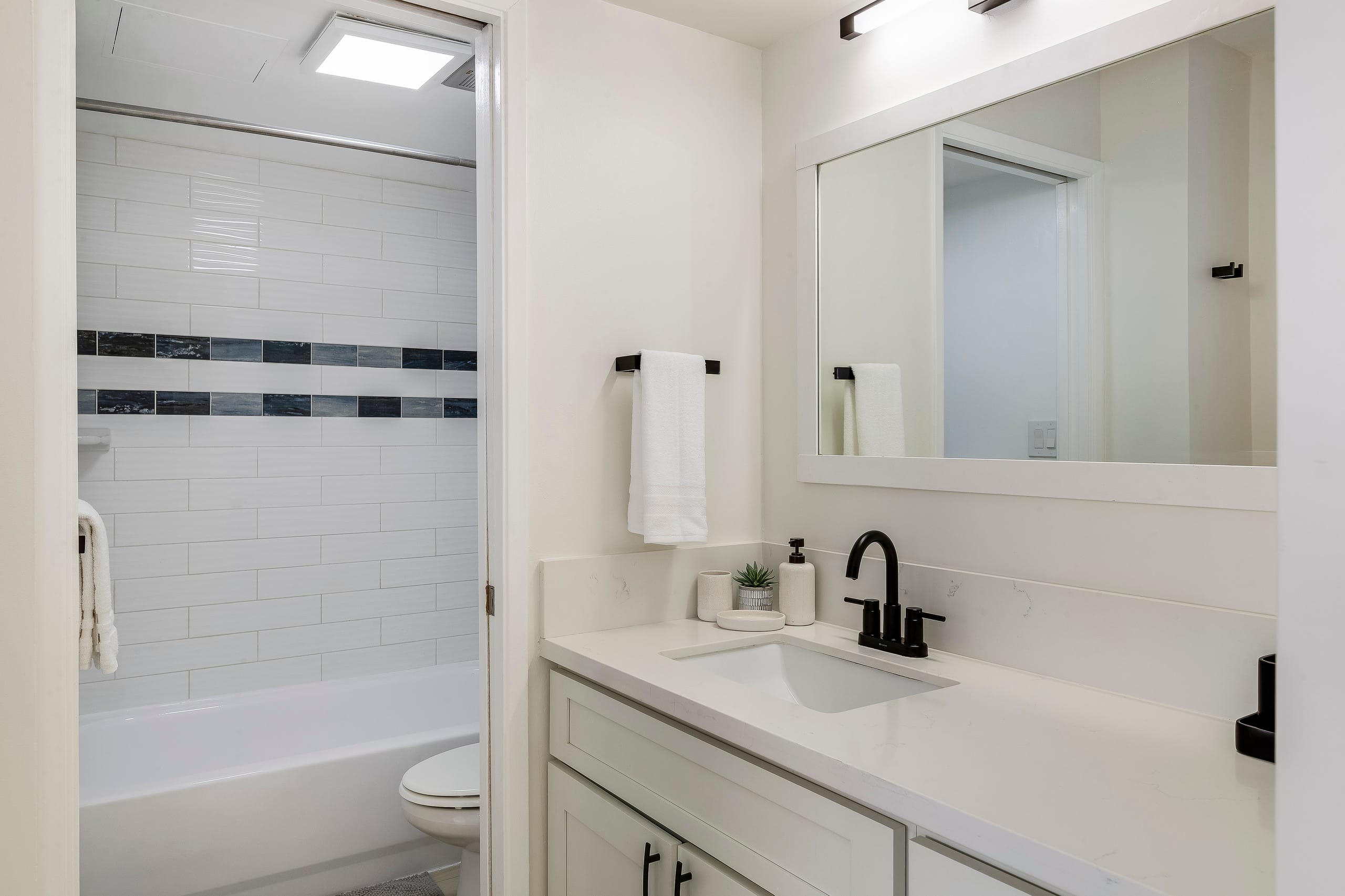 A Modern Mix Waikiki Edition: 1 Br w/ Free Parking - Image 25