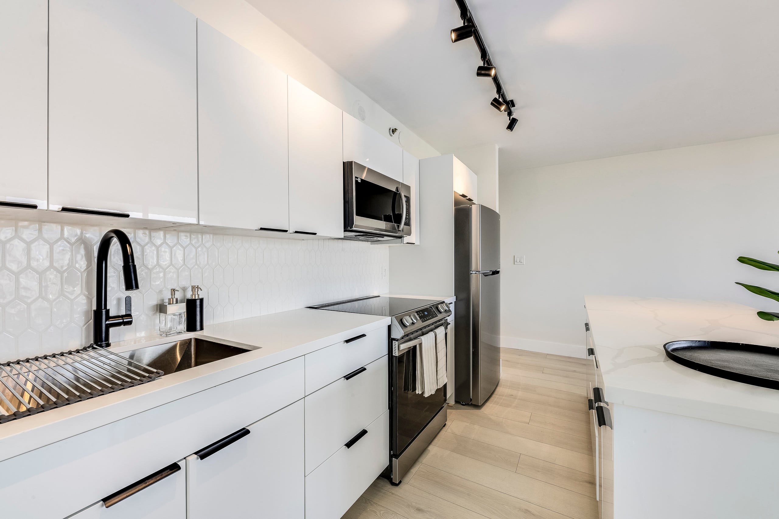 A Modern Mix Waikiki Edition: 1 Br w/ Free Parking - Image 12